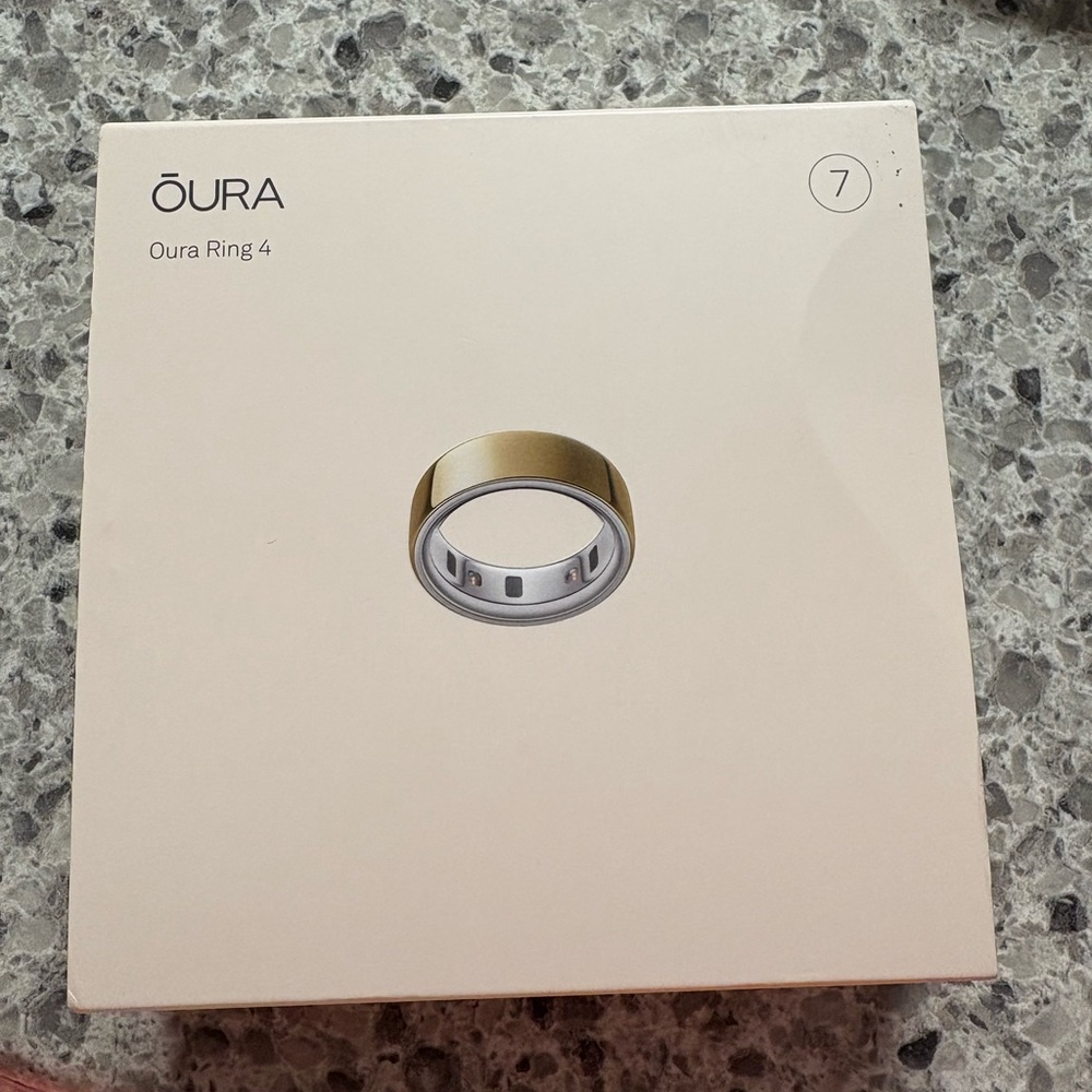 Oura Ring 4 in Gold
